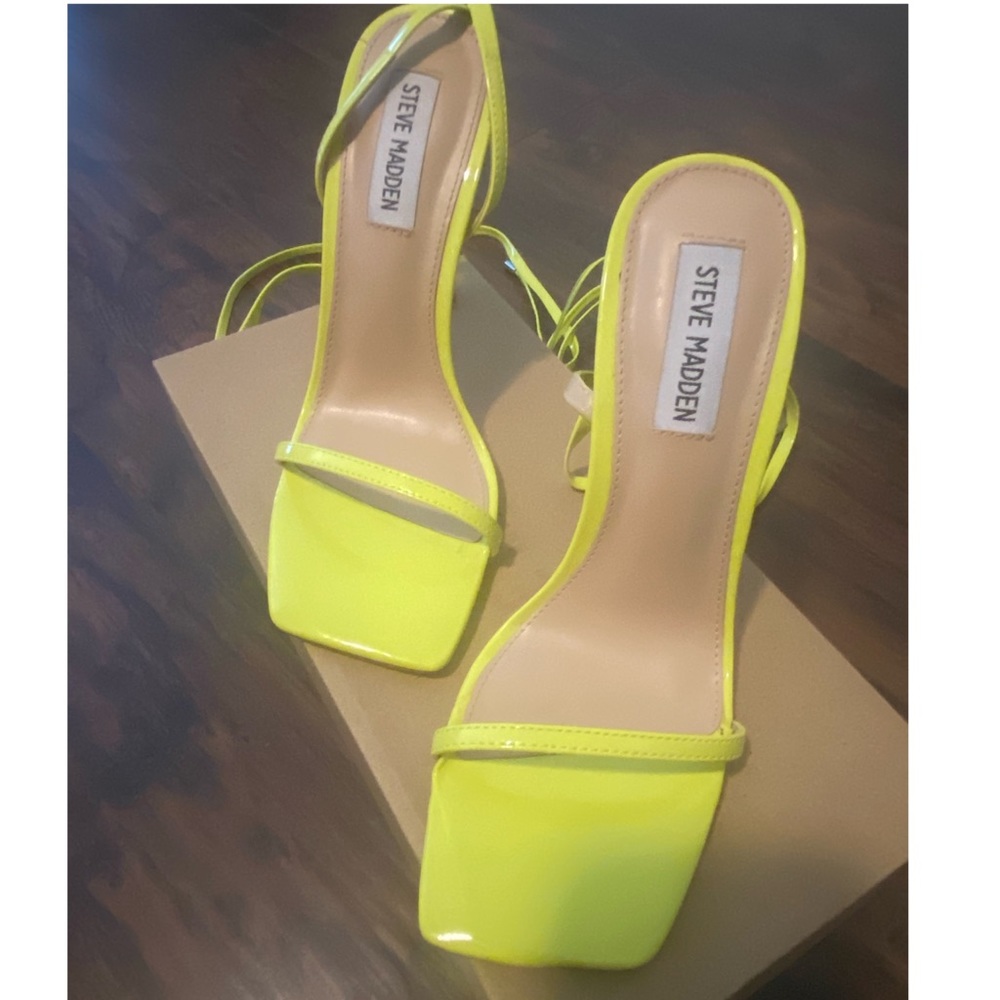 ✨Pretty strap up Steve Madden heels 👠..